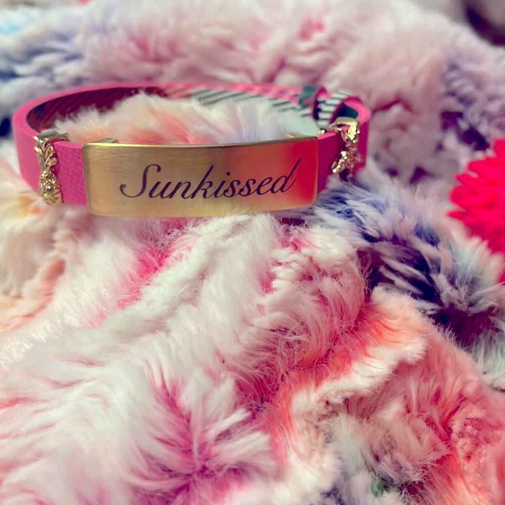 Hot pink reversible band with Sunkissed/pineapple/starfish charms 😍